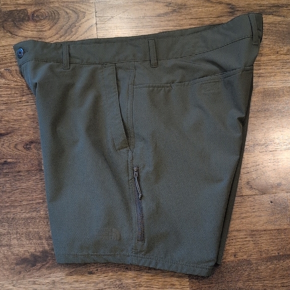 The North Face Other - Mens The North Face hunter green shorts size 38